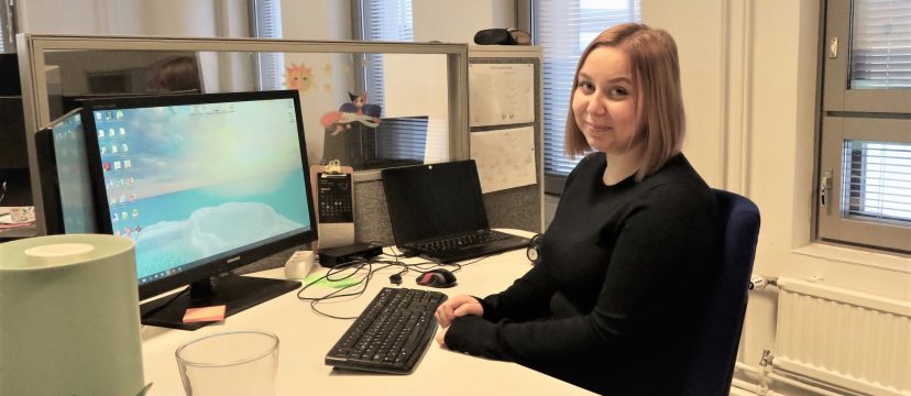 Elinar's Software Designer Kaisa Rauta sitting in front of her desk