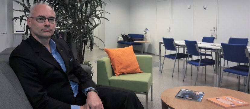 Elinar's CEO Mikko Hörkkö sitting in a couch in Elinar's office
