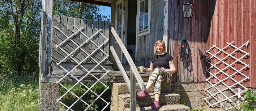 Elinar's Junior Software Developer Saana Lukka sitting on her porch